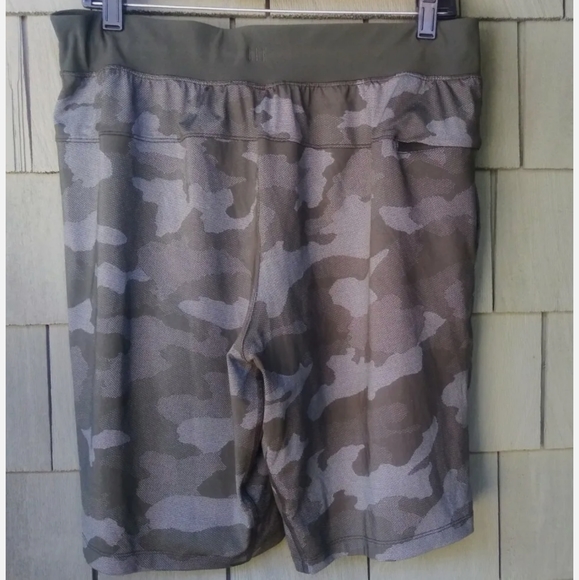 Lululemon Green Camo THE Short 9” Linerless - Picture 3 of 3